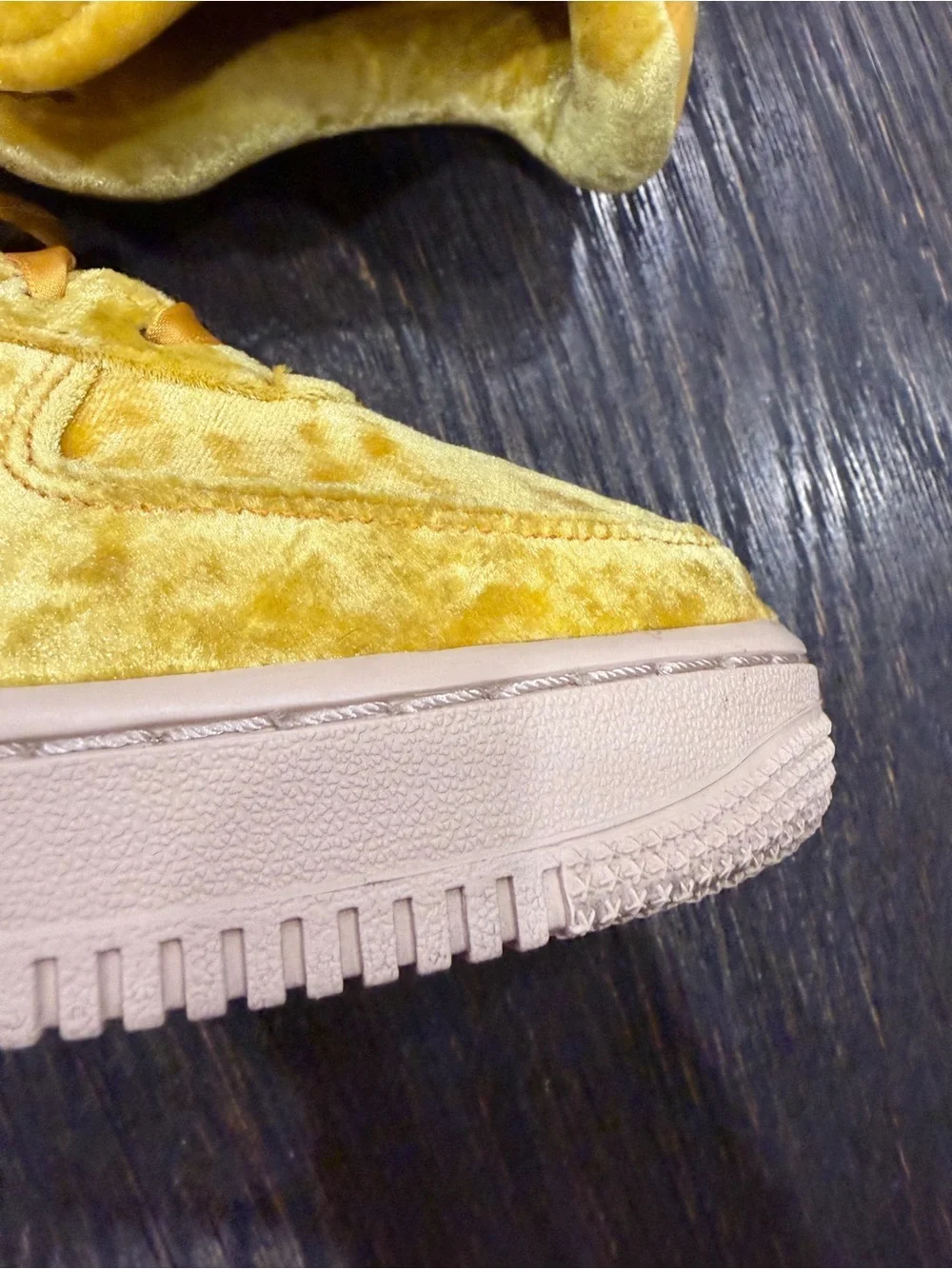 Nike Air Force 1 Low Velvet Yellow Men's Sneakers Lace Up Rubber Outsole size 7Y